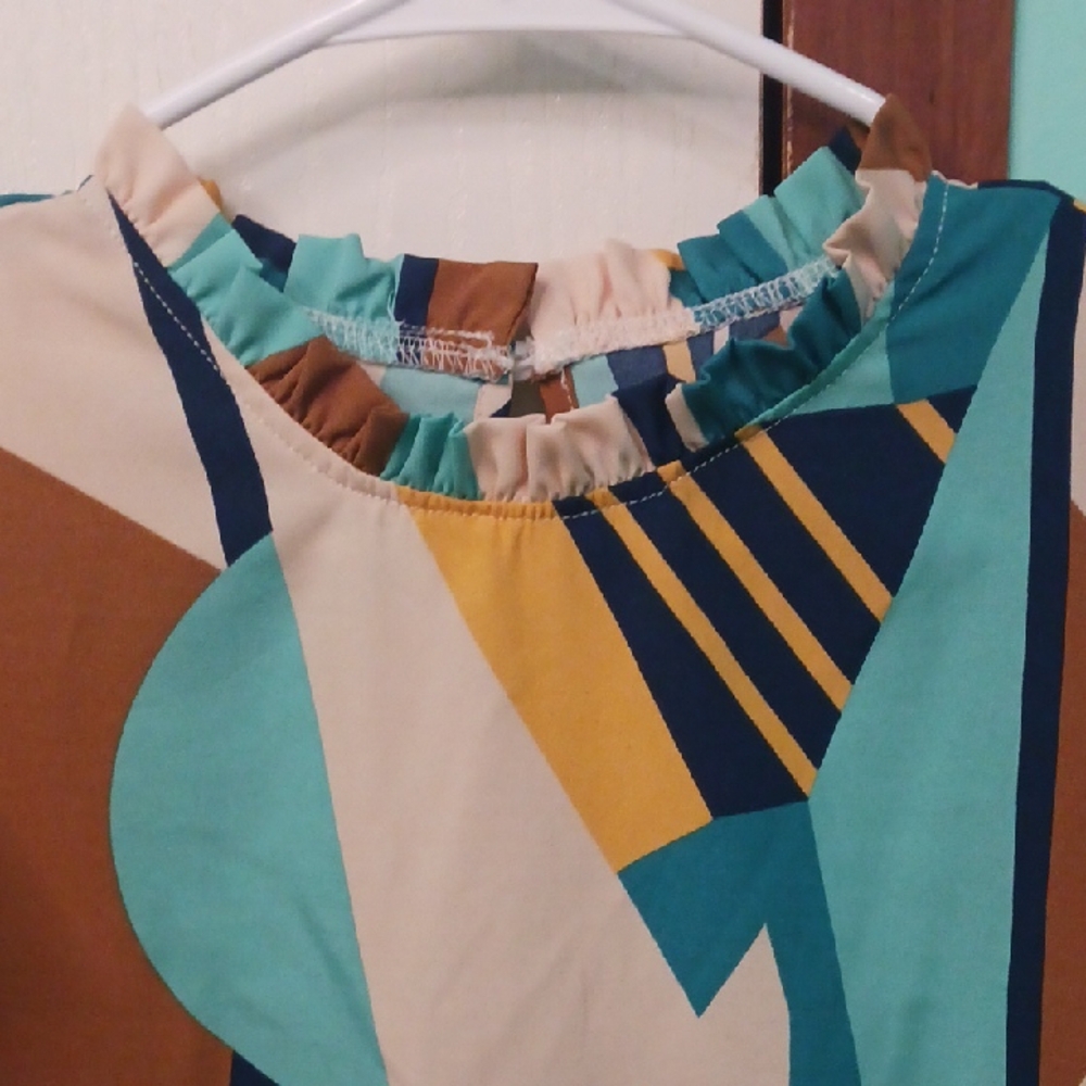 Geometric Patterned Ruffle Sleeve Top - Picture 4 of 7